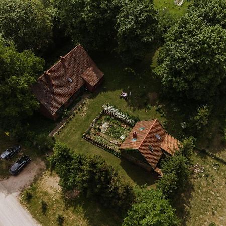 Stara Szkola Nad Jeziorem Czarne  Exterior photo